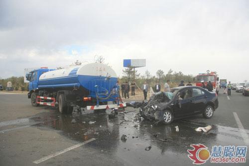 一辆轿车追尾一辆市政洒水车,轿车内3人被困