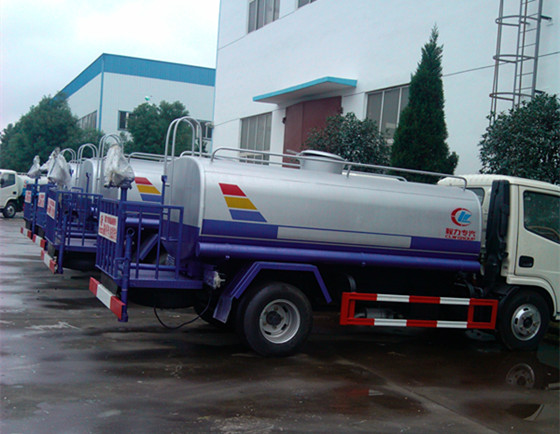 8吨洒水车