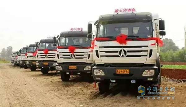北奔重卡16台北奔新型城市渣土车顺利交付用户