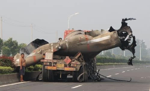 盐城一辆行驶中的油罐车突然爆炸