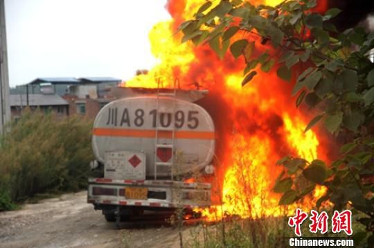 四川绵阳15吨油罐车起火燃烧成绵乐列车未受影响