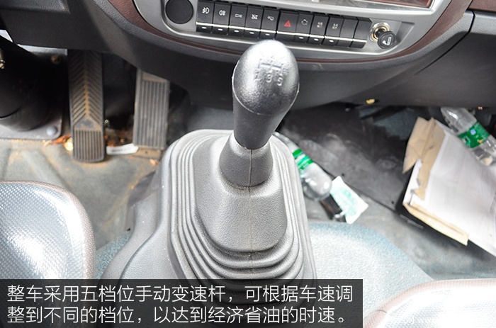 重汽王牌4方搅拌车驾驶室介绍