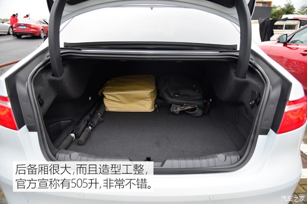 捷豹 捷豹XF 2016款 XF 2.0T 两驱R-Sport运动版