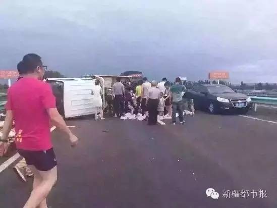 连霍高速上货车翻了桃子掉了一地，新疆人是这样做的！